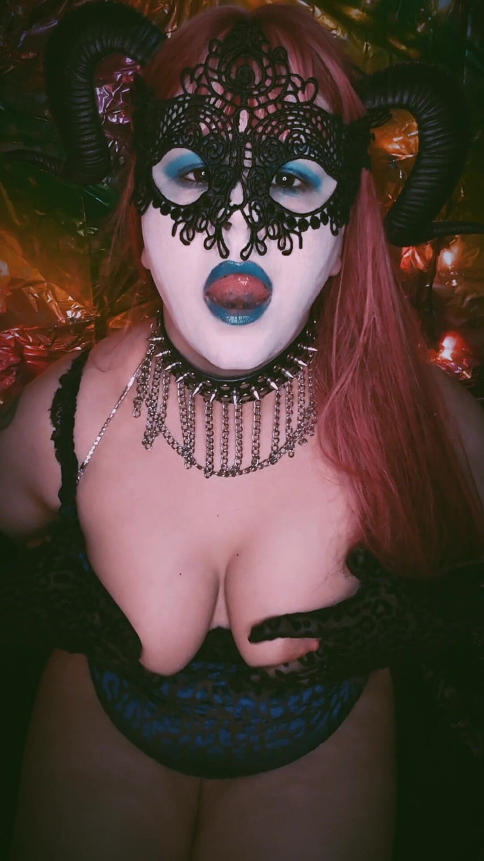 Davina Donna: Gothic Slut Tongue Action