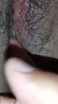 观看我抚摸我继母的肥厚毛茸茸的阴户