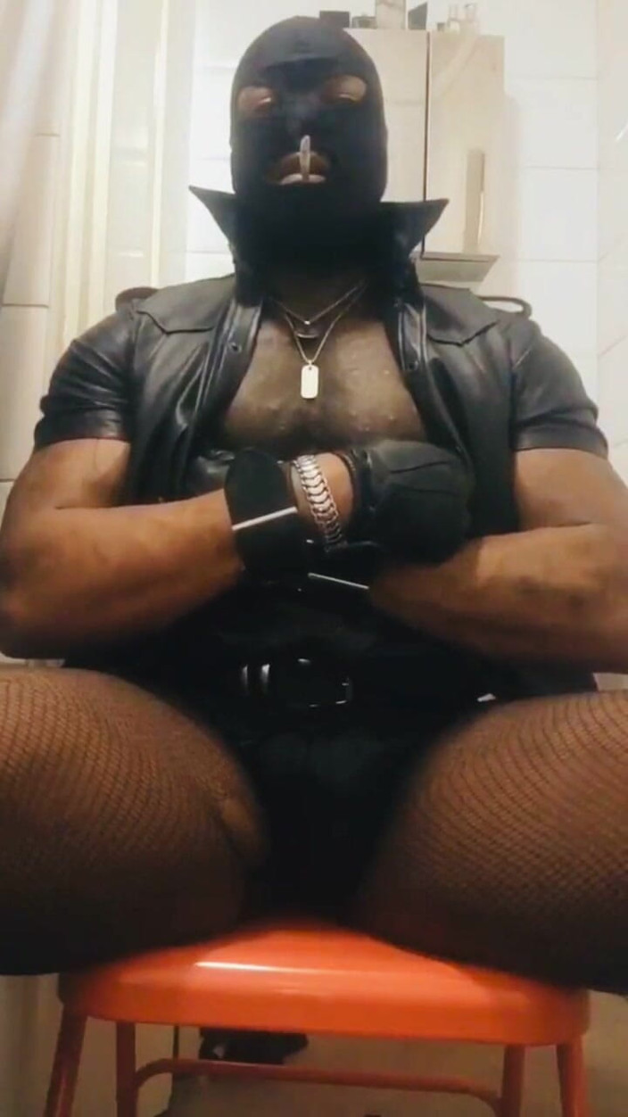 Black mature kinky muscle: 가죽 근육 구두 연기 세션