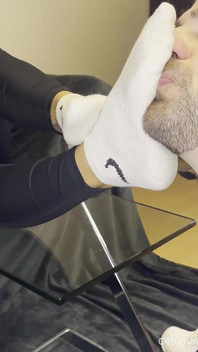 Schmutziger weißer sneaker-anbetung - stinkende Socken im gesicht mit Valeria Night (frontansicht)