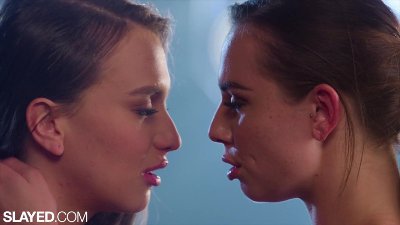 Slayed: Сложенные ведущие дамы Aidra и Izzy Steal the Spotlight
