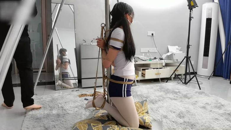Asian bondage: 白いストッキングを履いた彼女は鉄の柱にロープで縛られ、脚は吊るされ、バイブレーターが全身をくすぐられていた