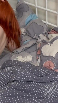 Cutie Vibratörü Yastığın Altına Sakladı Ve Boşaldı