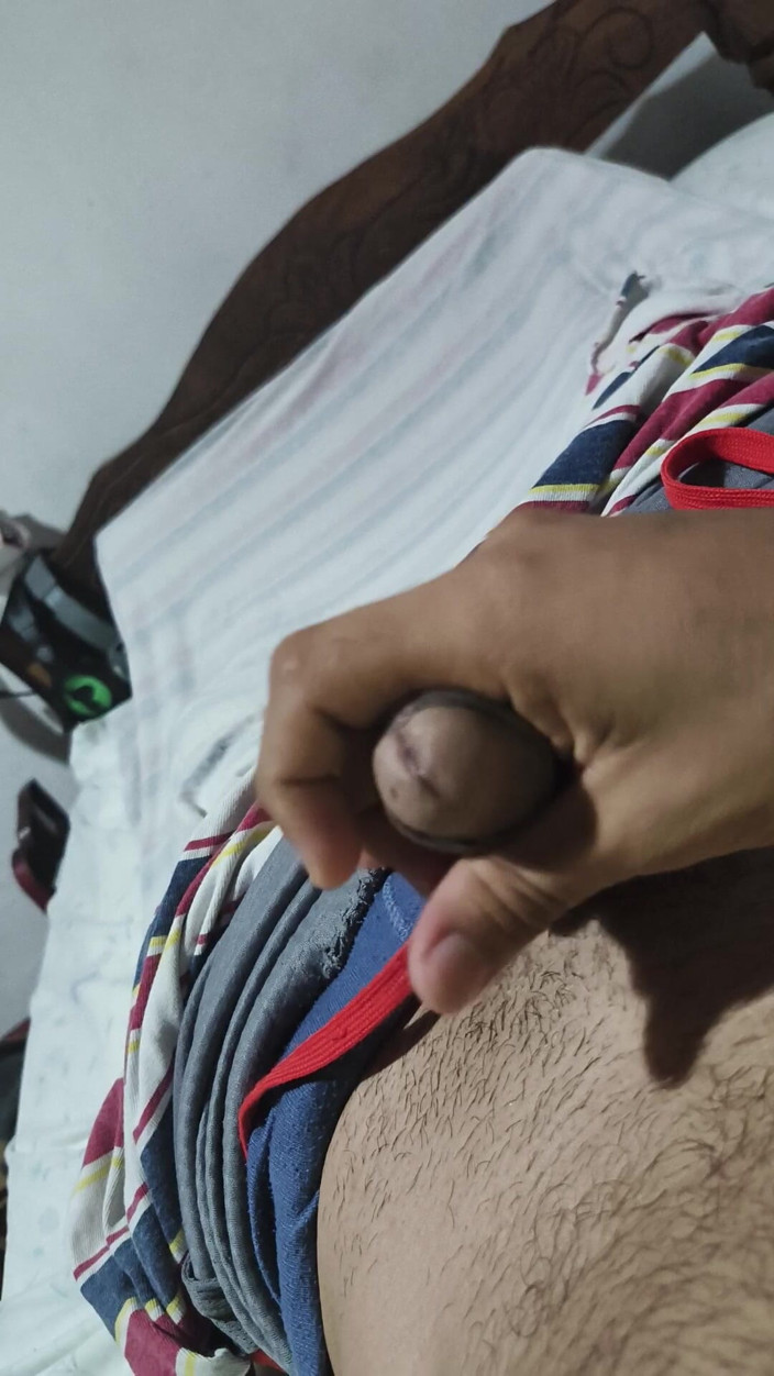 Cute boy jerks off: Sıska olgun komşuları bardayken evde mastürbasyon yapıyor