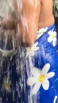 Awek semula jadi Sri Lanka mandi