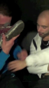 Clem fickt seinen freund mit turnschuh-dominanz