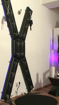 Le donne dominanti fanno cose bdsm anali agli uomini