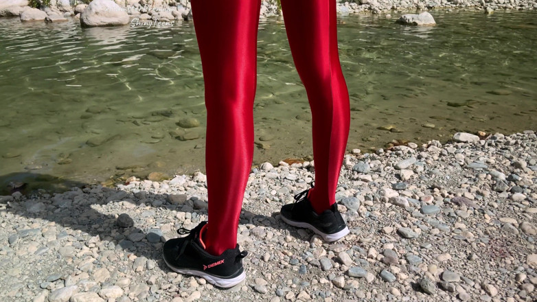 Shiny teens: Brilhante lycra vermelha meia-calça e microvestido no rio montanha