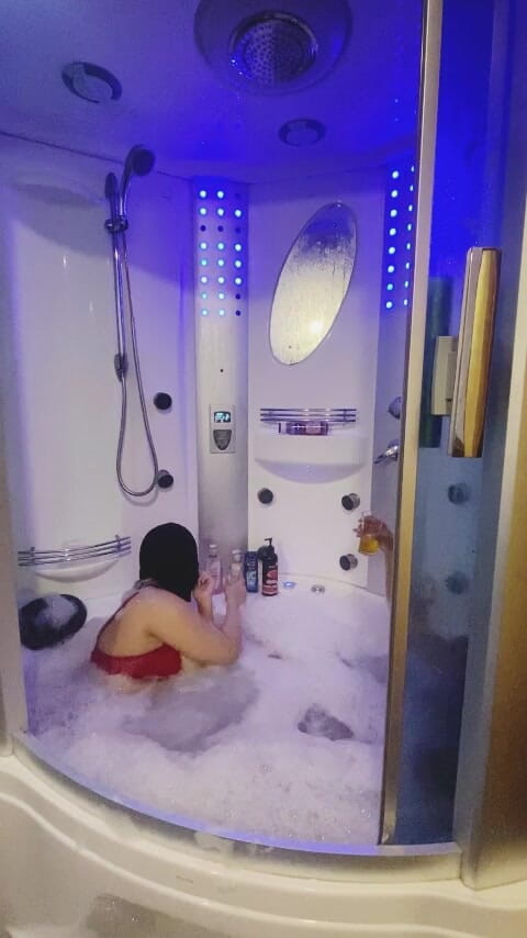 Six my and wife: Arabska zabawa pod prysznicem