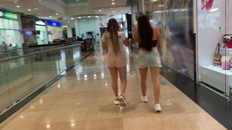 Sara Blonde: 부카라망가의 유명한 쇼핑 센터에서 자위하는 사라 금발과 카밀라 머쉬 스트립