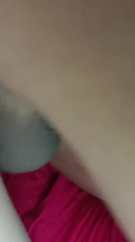 Nevinná malá nevlastní sestra plní fetiš svého nevlastního bratra, když jí dá footjob a pak šuká