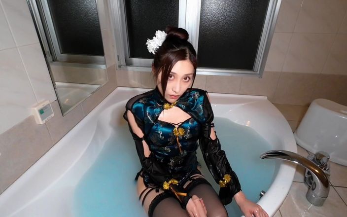 Mimimi TV: 浴室でのコスプレ