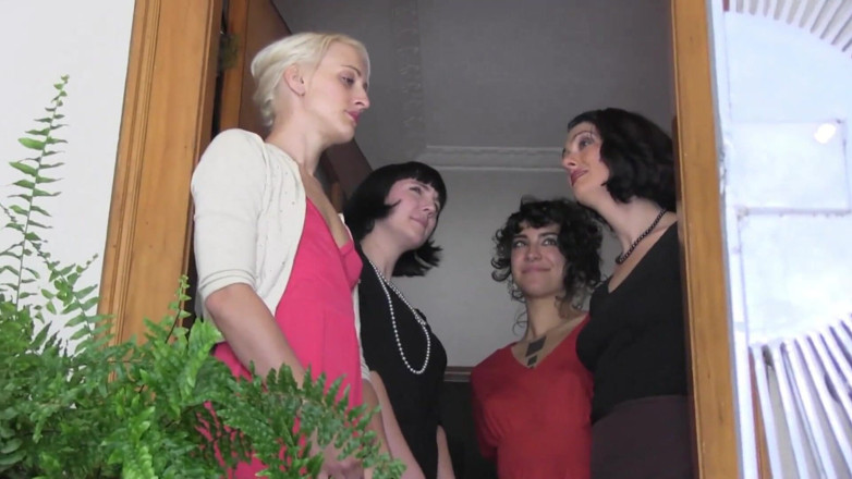 Lesbian Illusion: Harde lesbische seks met een aanstaande milf