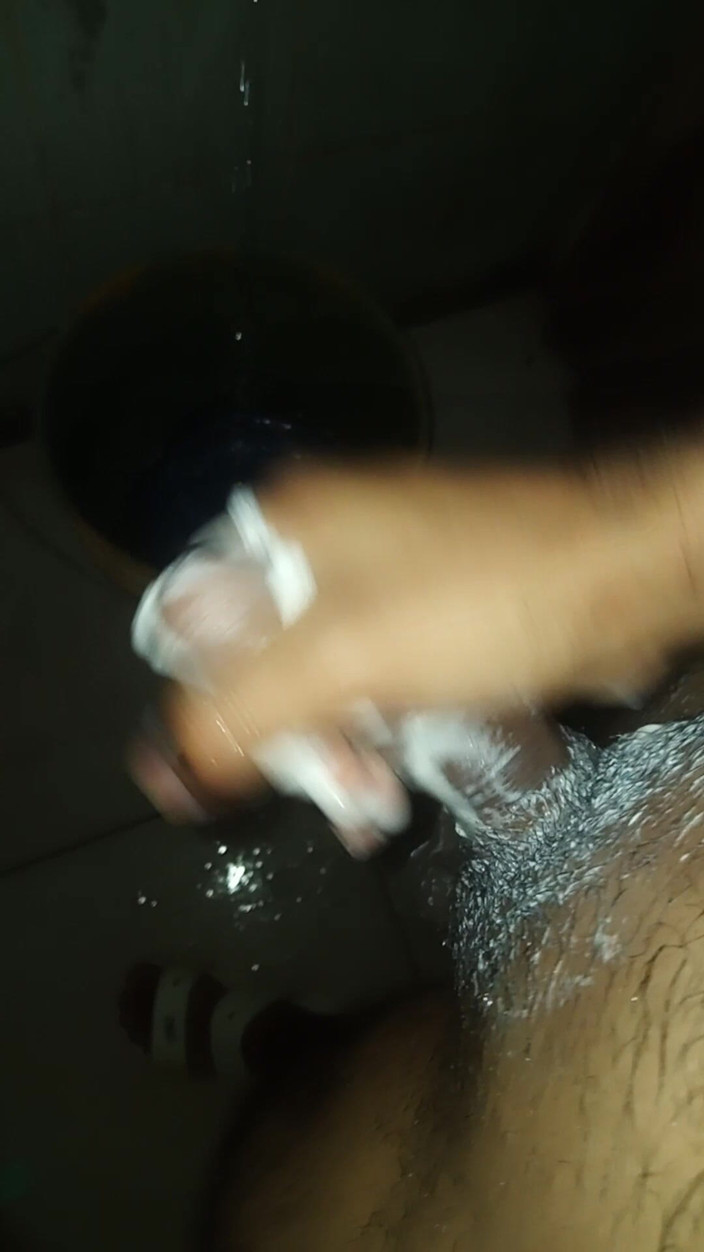 Cute boy jerks off: Il ragazzo prende la pillola per caso e finisce per...