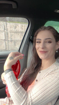 Las chicas saben divertirse en mi auto