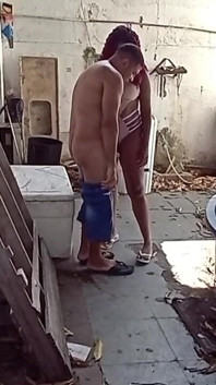 Metterlo caldo sulla donna delle pulizie in giardino