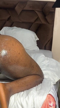 Fisting aquele bussyass selvagem com nossas mãos na cama