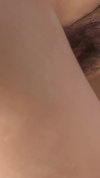 Chlupatá kundička hnědovlasá šprtská dívka se sexy brýlemi chce sexy péro
