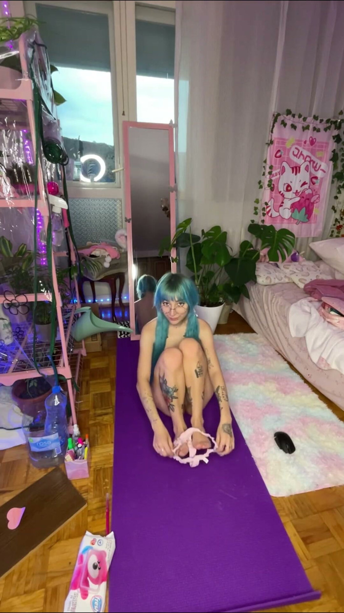 lanalovacutie: Yoga Naked