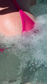 Artemisia love, ihre perfekten titten in einem Mikro-bikini unter Wasser zu zeigen