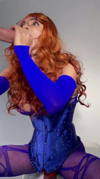 Sissi Stacy in lingerie blu succhia e paly dildo