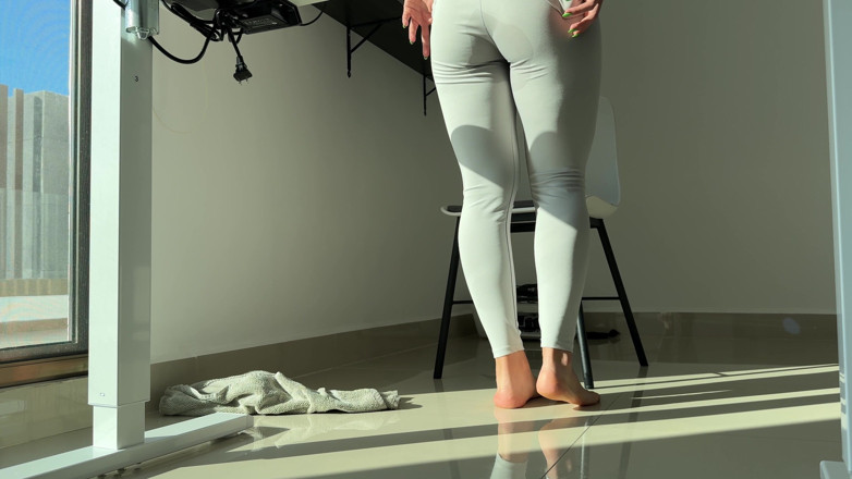 Mrs Peachesxx: İş arkadaşı telefon görüşmesi sırasında çaresizce sikiliyor