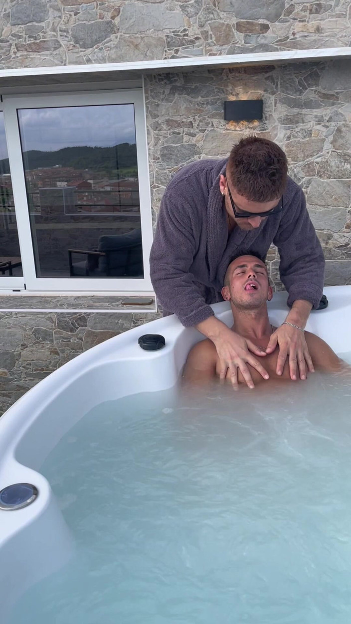 Carlos and Hector: Sex în jacuzzi