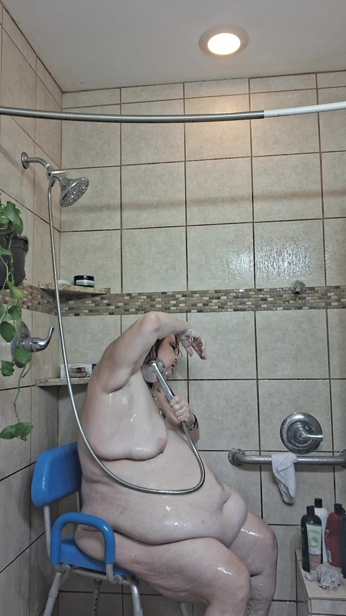 BBW nurse Vicki adventures with friends: Jururawat kecantikan besar Vicki dirawat berlumpur di bilik mandi saya!