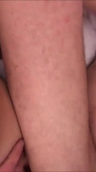 Gelukkige brunette hard in gangbang in haar poesje van dichtbij