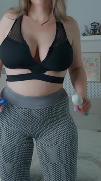 Une femme sexy se masturbe en faisant de l’exercice.