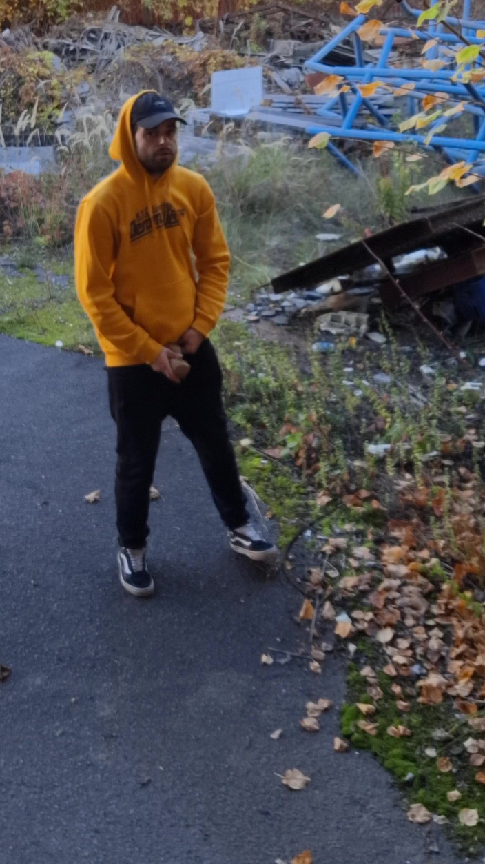 jerkofflover: Masturbarsi in Una Fabbrica Abbandonata All'aperto E All'interno Di Sale