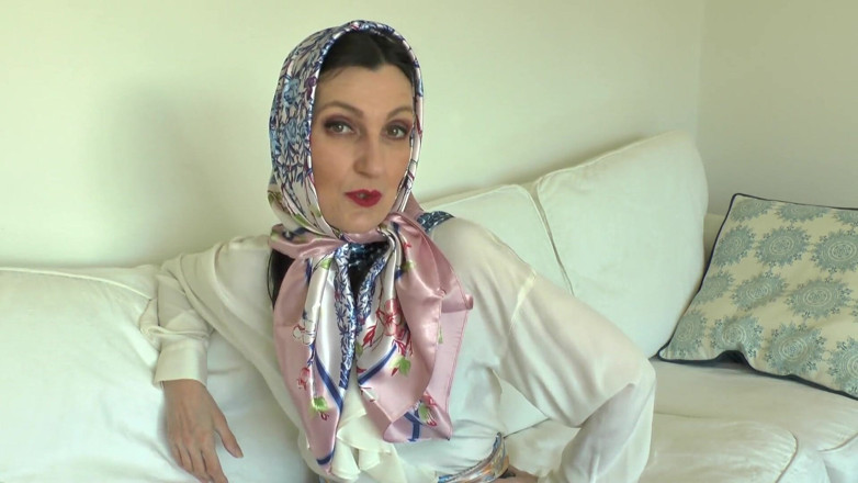 Lady Victoria Valente: Satynowy szalik kochanek i orgazm na błyszczącej satynowej szali, Lady...
