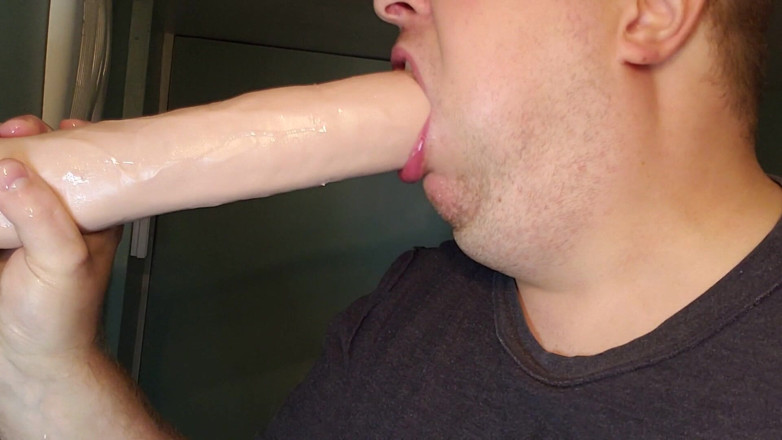 Charlieboy69: Трах в рот с 14-дюймовым дилдо