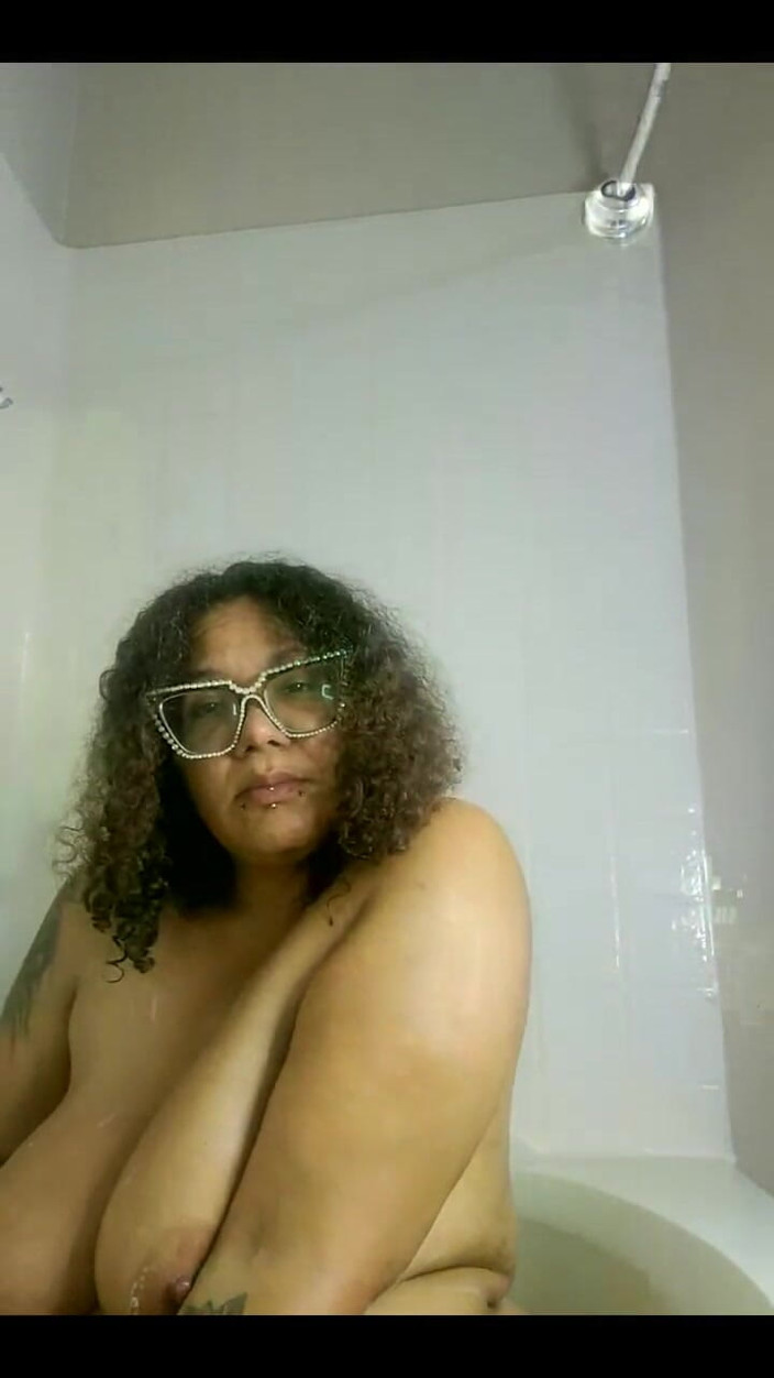 Cen Sired: Going Live Chat with Me Whilst I Bathe