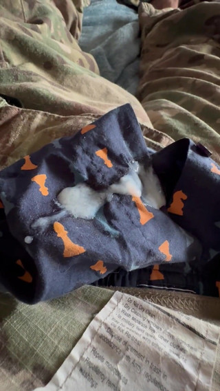 Gay Soldier Stuff: Армійський фахівець дрочить густий кремовий камшот після тижня в полі для тренувань