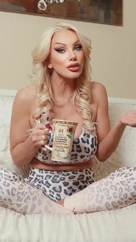 Brittany Andrews se fait défoncer la bite de son beau-fils avant de se défoncer la chatte !