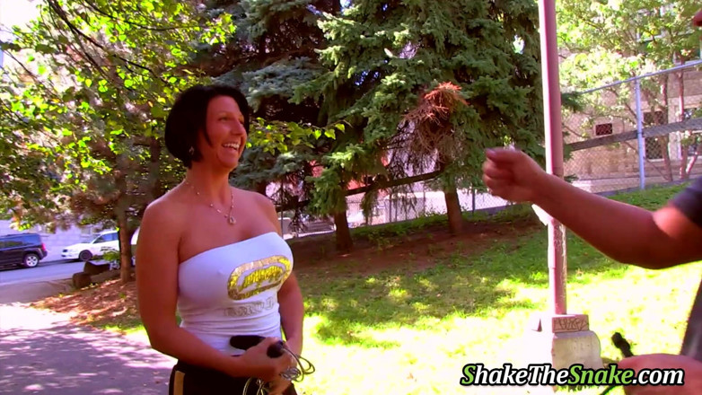 Shake The Snake: Scutură șarpele - mame sexy cu țâțe mari sunt futute tare