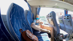 Mature_cunt: Exhibicionistka MILF se obléká v autobuse a má orgasmus se...