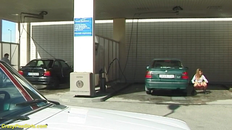 Crazy pee girls: Ao ar livre mijando na lavagem do carro