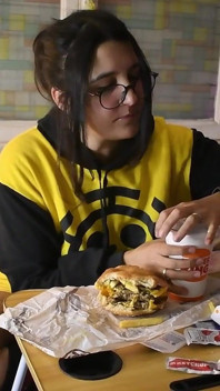 Instrucțiuni de masturbare la mine în timp ce mănânc un burger - Bunny Looner