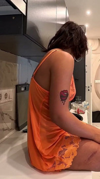 Super hete en geile echte tengere roodharige van de universiteit raakt haar poesje aan onder haar Halloween-kostuum