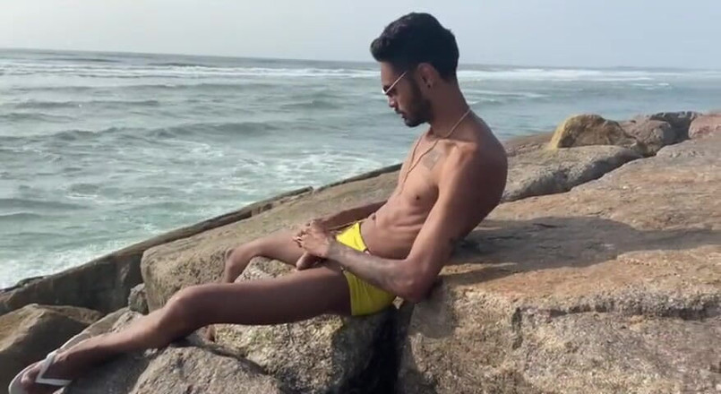 arabeputo: Magrelo do pau grande punheta trên bãi biển