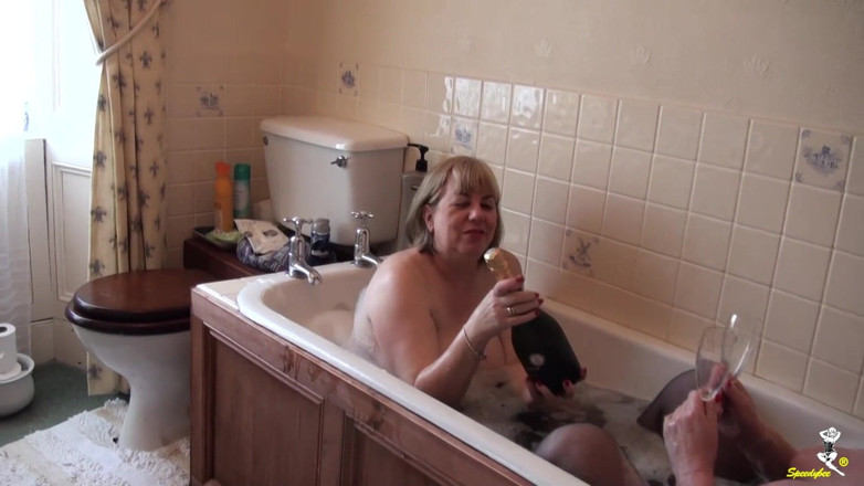 Dirty Doctors Clips - Mature British Lesbians: Badezeit spaß &amp;ölige massage
