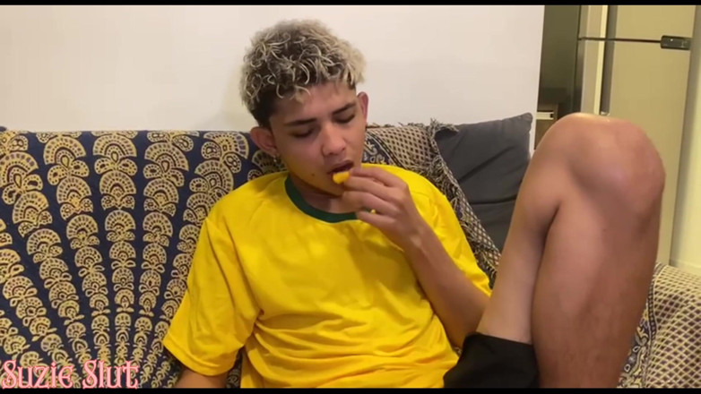 Suzie Hard Anal: แม่เลี้ยงซุกซนเย็ดเพื่อนลูกพี่ลูกน้องชายของเธอระหว่างเกมฟุตบอลโลก