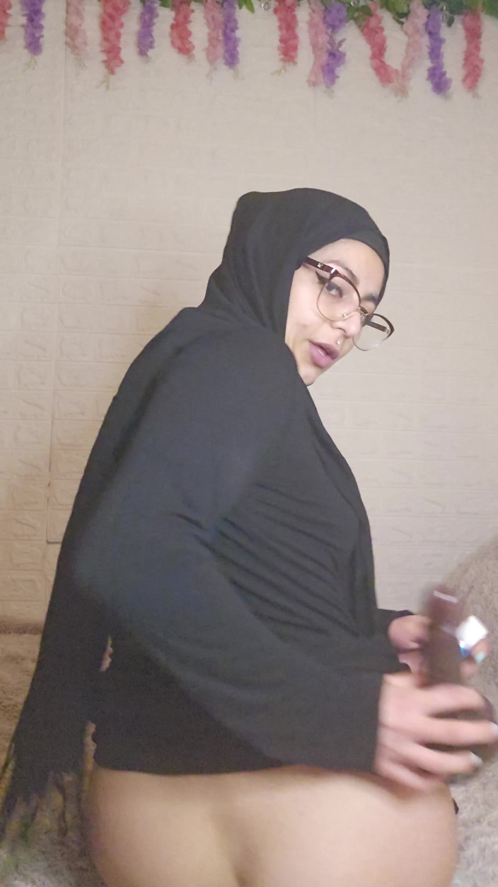 MiaNIqab: Aan mijn voeten zuigen en anale dildo Mia Niqab