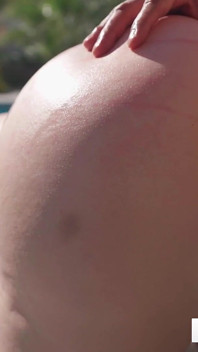 Alta Amazzone Con Culo Grosso Scopata in Piscina