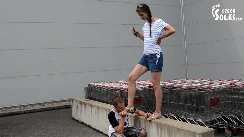 Czech Soles - foot fetish content: Sembah kaki di tempat letak kereta