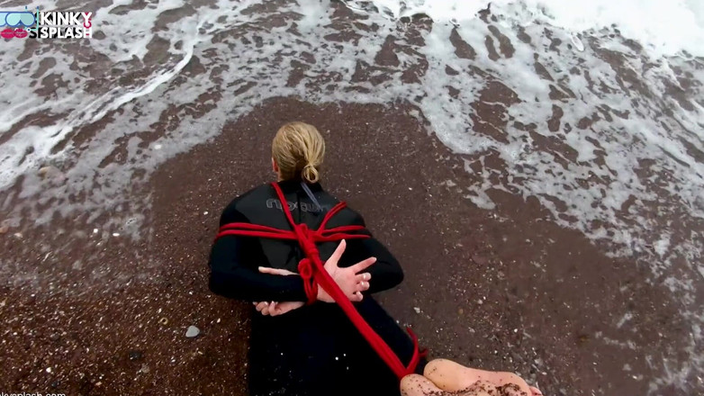 UKCuteGirl: Hogtied in een wetsuit - touwbondage ontsnappingsuitdaging op het strand