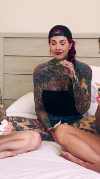 止まらないくしゃみの三人の女の子たち:Mars Solo、Inked2plz、Andi Wild