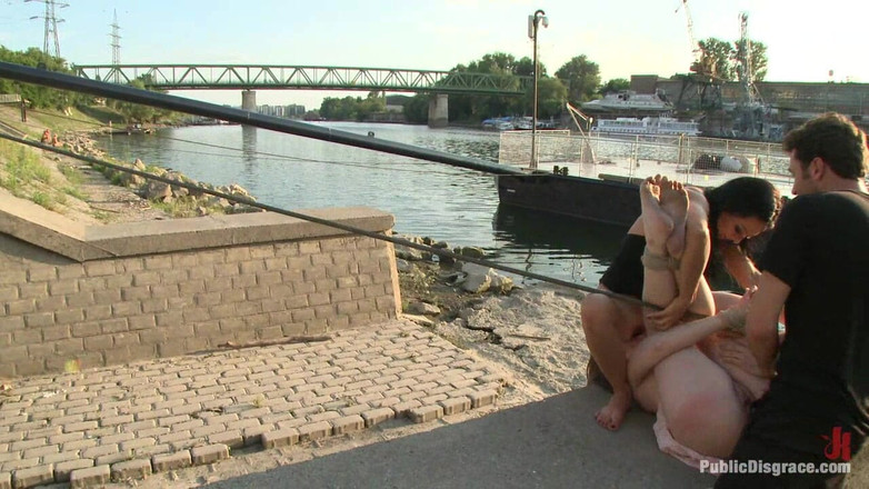 Public Disgrace by Kink: Сандра Ромен повернулася в дію, домінуючи над британський рабом!!!